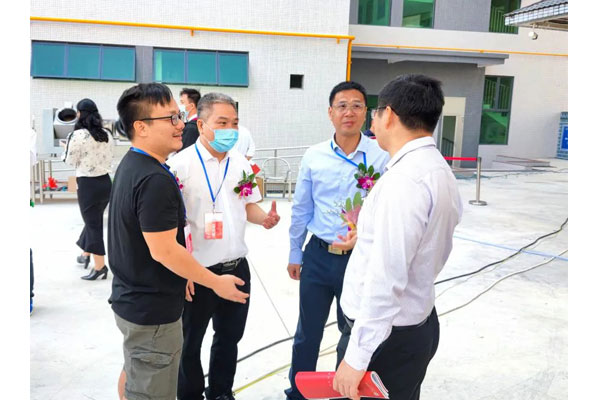 董事長彭興華與臺山領導交談