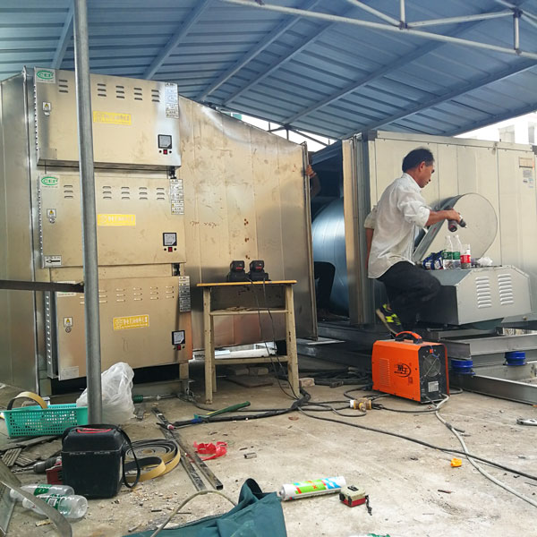 城南雙語(yǔ)學(xué)校食堂油煙抽排工程施工現(xiàn)場(chǎng)